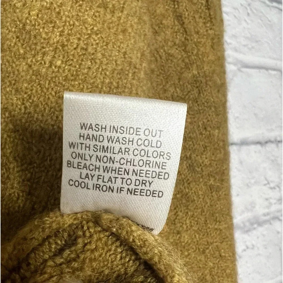 Chelsea & Violet Alpaca wool blend green sweater. - Picture 8 of 8